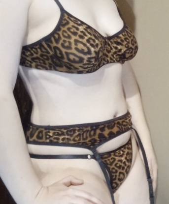 Я профессиональная проститутка с опытом, которая обожает удовлетворять каждого своего клиента. У меня все натуральное, отменные формы и удивительная грудь. Я умею доставлять наслаждение и уверена, что наши встречи будут незабываемыми. Я- классная компания на вечер, эротическая массажистка, и у меня есть еще немного секретных талантов, о которых я расскажу тебе встрече. Я обожаю все новое и проводить время с мужчиной, которому нравятся эксперименты. 🌟 Отзывы обо мне говорят сами за себя: клиенты находят меня магнетической и неповторимой. Тщательный подход и конфиденциальность - мои приоритеты. Живу в Москве и готова встретиться с тобой у меня в уютной квартире, или приехать к тебе в отель. Пришли мне фото и уверяешьт тебя, ты не пожалеешь. 📸💋💄 Не жди и познакомься со мной прямо сейчас! 856, 35 лет